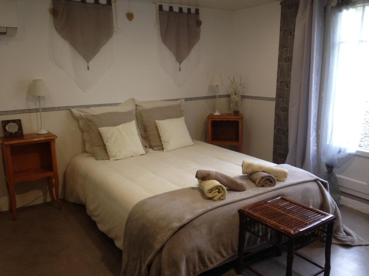 Chambre D'Hotes Hola Bed & Breakfast Лавал Екстериор снимка